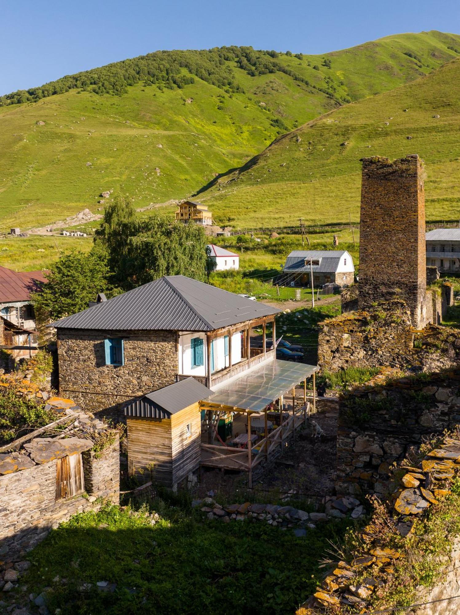Agra Ushguli Hotell Exteriör bild